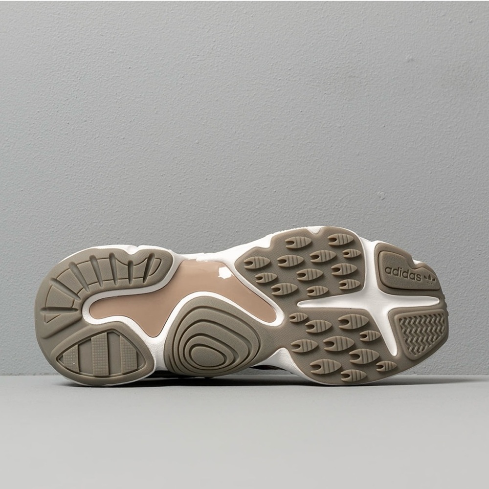 New without box ADIDAS MAGMUR RUNNER - Picture 3 of 10